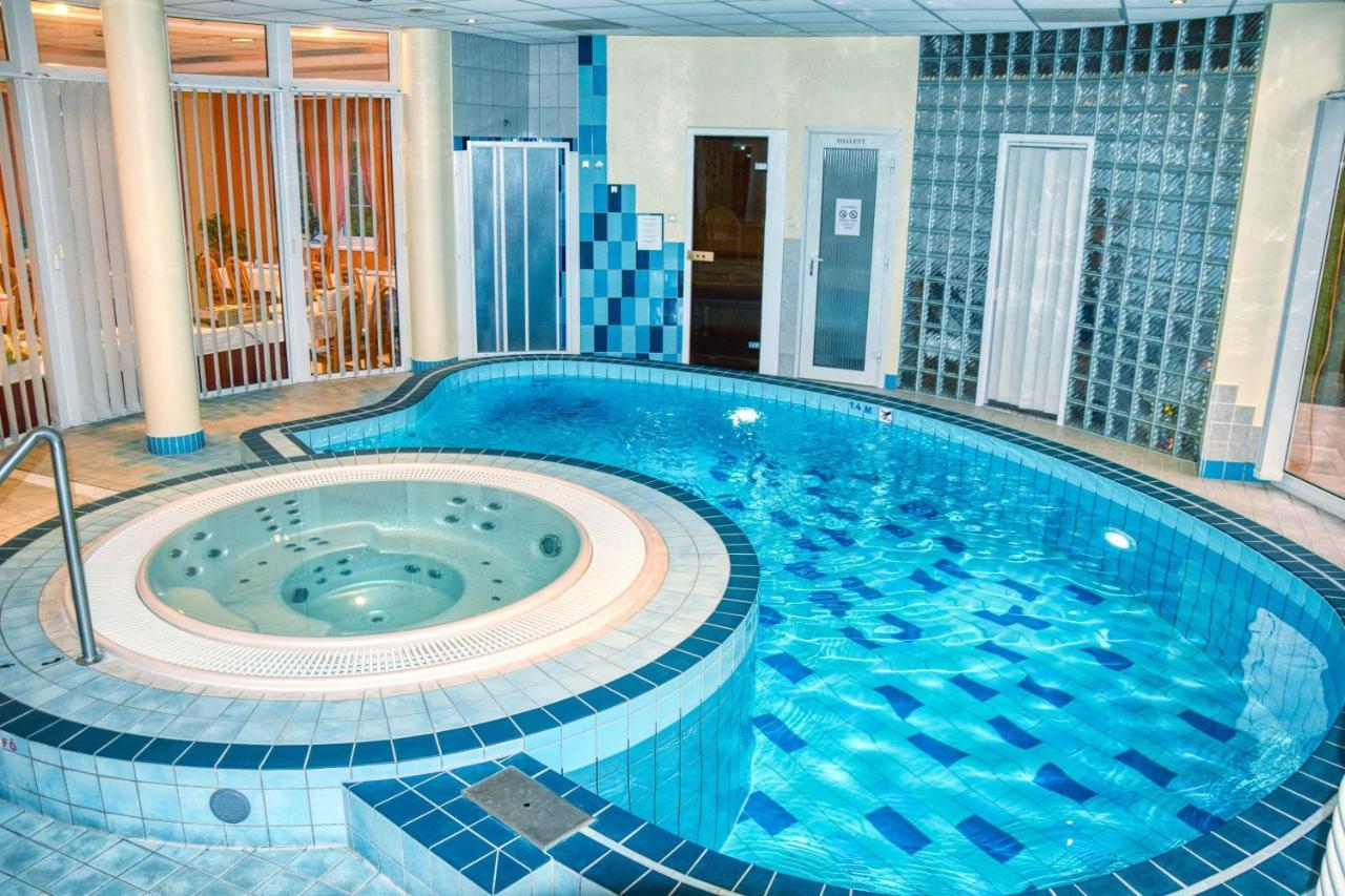 Hotel Penta Lux 터터 외부 사진