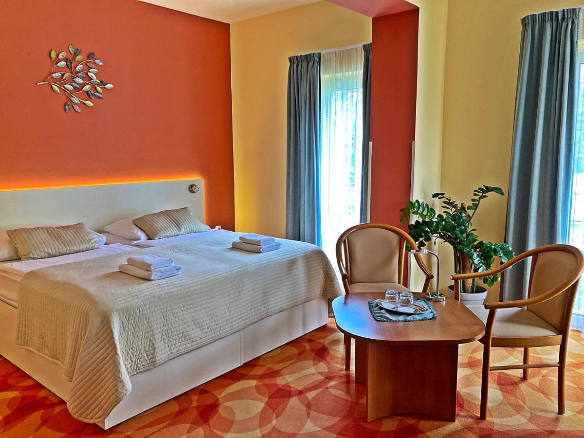 Hotel Penta Lux 터터 외부 사진