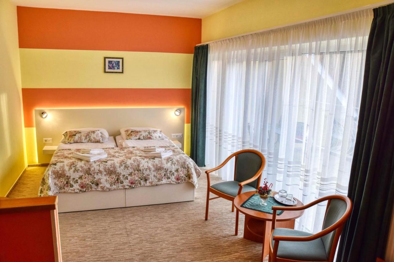 Hotel Penta Lux 터터 외부 사진
